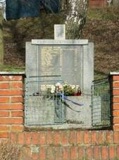 Pomnk padlm ve Vodochodech (Q94444127) 01.jpg