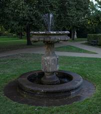 Kasna v Karlachovych sadech na Vysehrade-08-2018-praha.jpg