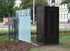 Fotografie pomnku Emila Kolbena na nmst OSN