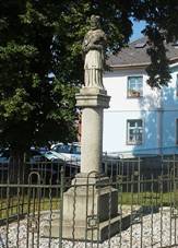 Socha sv. Jana Nepomuckho a obecn bytov dm