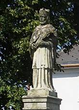 Socha sv. Jana Nepomuckho a obecn bytov dm