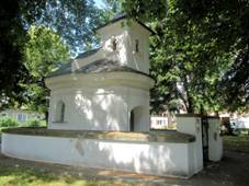 Pamtkov chrnn kaple Panny Marie na nvsi z roku 1732, ohradn ze pistavna v 19. stolet