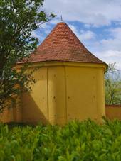 https://upload.wikimedia.org/wikipedia/commons/thumb/4/44/Stavba_u_kostela%2C_Pavlovice_u_Kojet%C3%ADna%2C_okres_Prost%C4%9Bjov.jpg/1280px-Stavba_u_kostela%2C_Pavlovice_u_Kojet%C3%ADna%2C_okres_Prost%C4%9Bjov.jpg