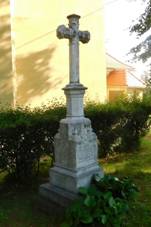 https://upload.wikimedia.org/wikipedia/commons/0/04/K%C5%99%C3%AD%C5%BE_u_kostela_v_Pavlovic%C3%ADch_%28Q104980137%29.jpg