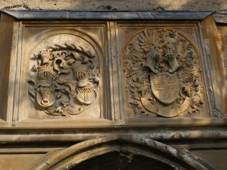 Tovaov - erby nad vstupn branou.JPG