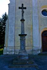 https://upload.wikimedia.org/wikipedia/commons/thumb/c/c6/K%C5%99%C3%AD%C5%BE_p%C5%99ed_kostelem%2C_Vrchoslavice%2C_okres_Prost%C4%9Bjov.jpg/800px-K%C5%99%C3%AD%C5%BE_p%C5%99ed_kostelem%2C_Vrchoslavice%2C_okres_Prost%C4%9Bjov.jpg
