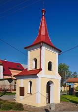 https://upload.wikimedia.org/wikipedia/commons/thumb/3/38/Kaple%2C_Dlouh%C3%A1_Ves%2C_Vrchoslavice%2C_okres_Prost%C4%9Bjov.jpg/800px-Kaple%2C_Dlouh%C3%A1_Ves%2C_Vrchoslavice%2C_okres_Prost%C4%9Bjov.jpg