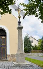 Wayside cross by chapel in melny 01.jpg