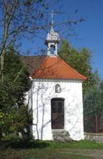 Kaple ve Dvorci v ulici Ke Dvorm (Q66051365).jpg