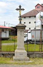 Wayside cross in Dvorec (Q66052128) 01.jpg