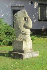 Plastika ve Dvorci v ulici U Trati (Q66051991).jpg