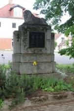 Pomnk padlm v Kltee (Q66052895).jpg