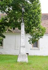 Wayside cross in Maovice (Q12036216) 01.jpg