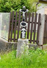 Wayside cross in Maovice (Q66051016) 01.jpg
