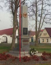 Pomnk padlm v Sobkurech (Q66054889).jpg