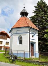 Chapel in Tojice 01.jpg