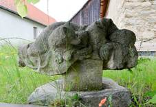 Statue in Tojice 02.jpg