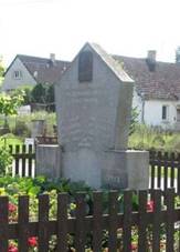 Pomnk padlm v Tebicch (Q66052099).jpg