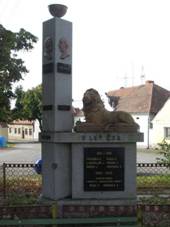 Pomnk padlm v Zemticch (Q66055882).jpg