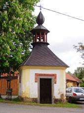 https://upload.wikimedia.org/wikipedia/commons/thumb/1/13/Pe%C4%8Di%C4%8Dky_-_kaple.JPG/1024px-Pe%C4%8Di%C4%8Dky_-_kaple.JPG