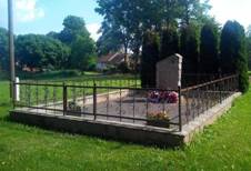Pomn�k padl�m v Z�born� Lhot� (Q66566214).jpg