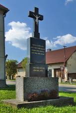 https://upload.wikimedia.org/wikipedia/commons/thumb/c/c3/K%C5%99%C3%AD%C5%BE_p%C5%99ed_zvonic%C3%AD%2C_Bous%C3%ADn%2C_okres_Prost%C4%9Bjov.jpg/800px-K%C5%99%C3%AD%C5%BE_p%C5%99ed_zvonic%C3%AD%2C_Bous%C3%ADn%2C_okres_Prost%C4%9Bjov.jpg
