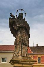 https://upload.wikimedia.org/wikipedia/commons/thumb/1/16/Socha_svat%C3%A9ho_Jana_Nepomuck%C3%A9ho%2C_Hrub%C4%8Dice%2C_okres_Prost%C4%9Bjov.jpg/800px-Socha_svat%C3%A9ho_Jana_Nepomuck%C3%A9ho%2C_Hrub%C4%8Dice%2C_okres_Prost%C4%9Bjov.jpg