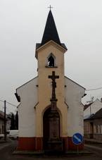 Jedin ulice vesnice tvo zkou nves. Uprosted stoj kaple sv. Cyrila a Metodje, ped n kamenn ki z roku 1811.