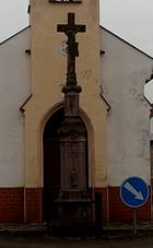 Jedin ulice vesnice tvo zkou nves. Uprosted stoj kaple sv. Cyrila a Metodje, ped n kamenn ki z roku 1811.