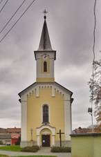 https://upload.wikimedia.org/wikipedia/commons/thumb/c/cf/Kostel_svat%C3%A9ho_Bartolom%C4%9Bje%2C_Krums%C3%ADn%2C_okres_Prost%C4%9Bjov_%2802%29.jpg/800px-Kostel_svat%C3%A9ho_Bartolom%C4%9Bje%2C_Krums%C3%ADn%2C_okres_Prost%C4%9Bjov_%2802%29.jpg
