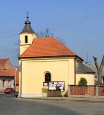 Chr᚝any, vchodn kaple.jpg