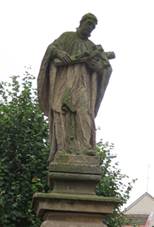 Chr᚝any, socha svatho Aloise.jpg