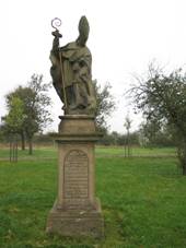 Chr᚝any, socha svatho Prokopa u hbitova.jpg