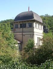 Roztoky, budova severn od ndra.jpg