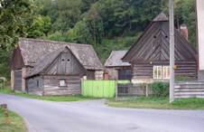 https://upload.wikimedia.org/wikipedia/commons/thumb/3/36/%C5%BDloukovice%2C_chalupa_na_ji%C5%BEn%C3%ADm_konci_vsi_%2801%29.jpg/1024px-%C5%BDloukovice%2C_chalupa_na_ji%C5%BEn%C3%ADm_konci_vsi_%2801%29.jpg
