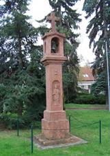https://upload.wikimedia.org/wikipedia/commons/thumb/3/38/Benice%2C_zvoni%C4%8Dka_%2801%29.jpg/800px-Benice%2C_zvoni%C4%8Dka_%2801%29.jpg