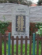 https://upload.wikimedia.org/wikipedia/commons/thumb/4/40/Benice%2C_pomn%C3%ADk_padl%C3%BDm_za_svobodu.jpg/1024px-Benice%2C_pomn%C3%ADk_padl%C3%BDm_za_svobodu.jpg