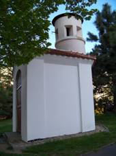 https://upload.wikimedia.org/wikipedia/commons/thumb/5/51/H%C3%A1je%2C_kapli%C4%8Dka_sv._Jana_Nepomuck%C3%A9ho%2C_od_z%C3%A1padu.jpg/800px-H%C3%A1je%2C_kapli%C4%8Dka_sv._Jana_Nepomuck%C3%A9ho%2C_od_z%C3%A1padu.jpg