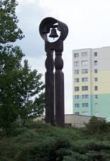 Zvonika Daick v parku mezi panelky