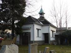 https://upload.wikimedia.org/wikipedia/commons/thumb/3/32/Kaple_na_h%C5%99bitov%C4%9B_ve_Stra%C5%A1%C3%ADn%C4%9B_%28Q107162003%29.jpg/1024px-Kaple_na_h%C5%99bitov%C4%9B_ve_Stra%C5%A1%C3%ADn%C4%9B_%28Q107162003%29.jpg