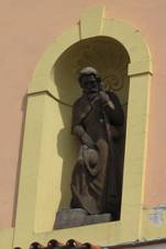 Drahoňův Újezd, socha na kostele.jpg