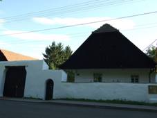 Venkovsk usedlost, Kamenn jezd.jpg