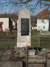 P�sty (Budyn� nad Oh��), pomn�k.jpg