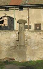 Kamenn sloup na rozcest v Radovesicch (Q78790613) 01.jpg