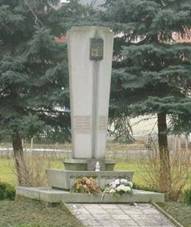 Pomnk padlm na nvsi ve Slatin (Q78790046) 01.jpg