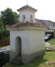 Kaple v ulici u trati v idovicch (Q78792107) 02.jpg
