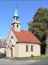 Soubor:Dolni Krecany - kaplicka a pamatny strom.jpg