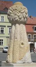 http://www.tolstejn.cz/foto/krasnalipa/File/Sochy%20bd%20nad%20krinici%20orez.jpg