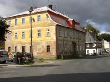 http://upload.wikimedia.org/wikipedia/commons/f/fd/%C4%8Cin%C5%BEovn%C3%AD_d%C5%AFm,_Varnsdorfsk%C3%A1_242,_Kr%C3%A1sn%C3%A1_L%C3%ADpa.JPG