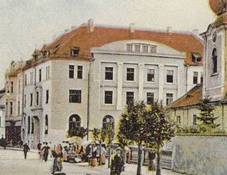 Kapucnsk klter, v pozad spoitelna